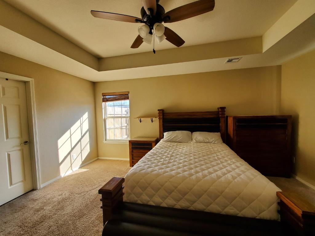 een slaapkamer met een bed en een plafondventilator bij Master Bed & Bath Just For You in Bentonville