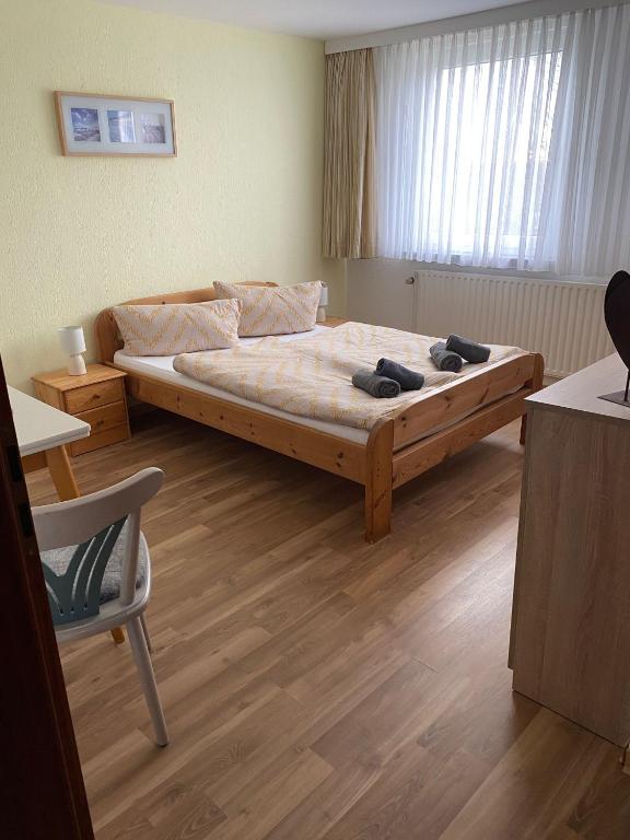 ein Schlafzimmer mit einem großen Bett in einem Zimmer in der Unterkunft Pension Feist Zimmer 11 in Dagebüll