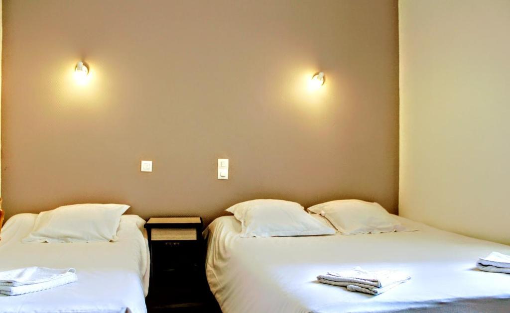Postel nebo postele na pokoji v ubytování Hôtel Le Milan