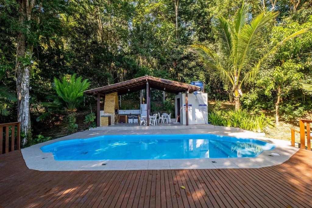 einen Pool mit Pavillon neben in der Unterkunft Apto c/ vista para o mar em Canasvieiras IDO201 in Florianópolis