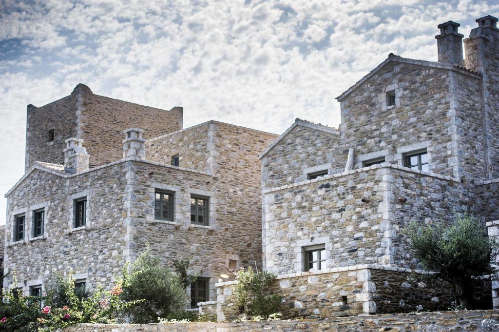 un gran edificio de piedra con 2 torres en la parte superior en Alika Resort, en Álika