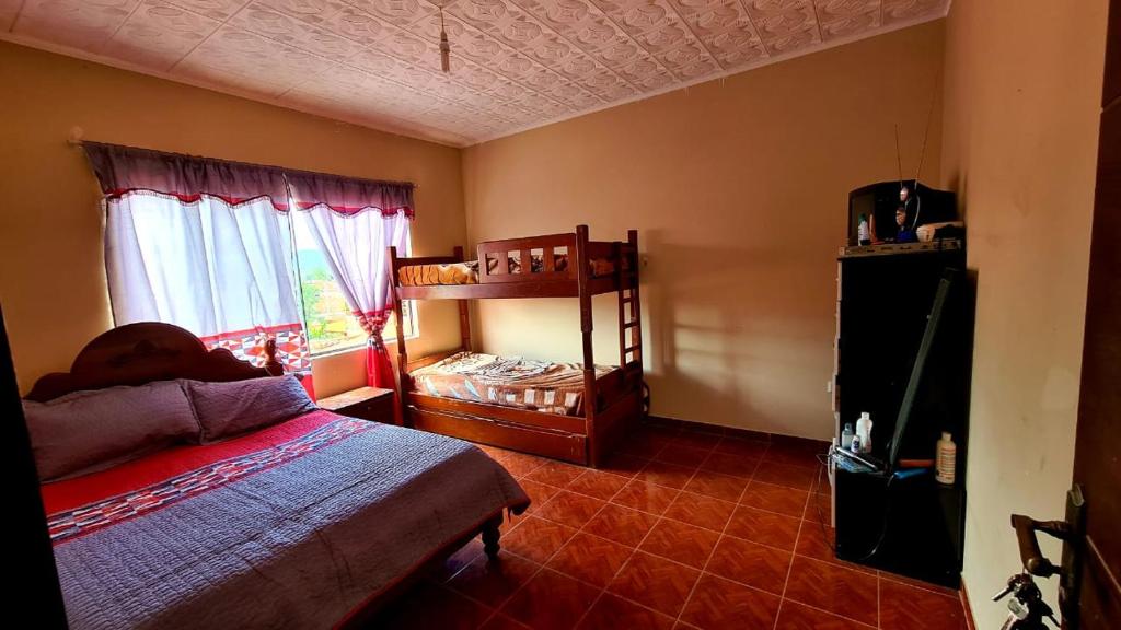 una camera con letto a castello e finestra di Casa vacacional Villa San Lorenzo a Tomatas