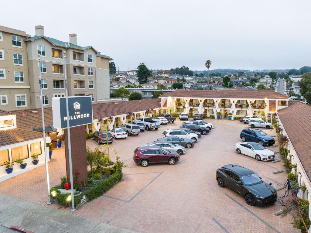 een luchtzicht op een parkeerplaats bij een hotel bij The Millwood in Millbrae