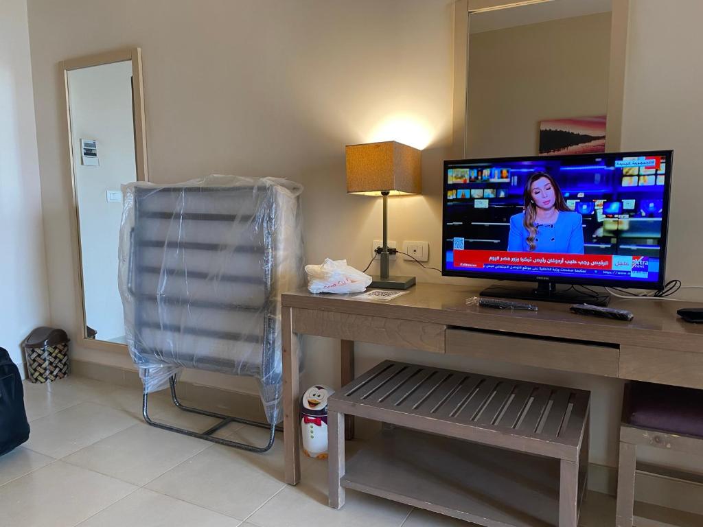 TV a/nebo společenská místnost v ubytování Byoum lake side hotel room, Tunis village, fayoum