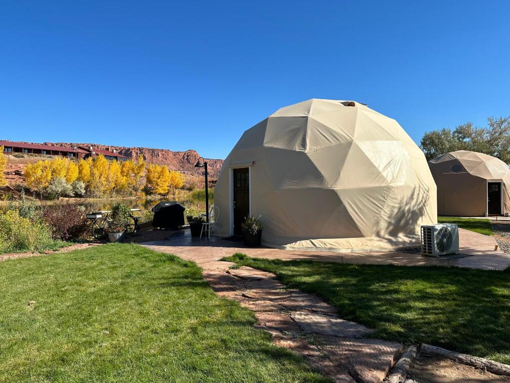 una gran tienda de campaña en una cúpula en un patio junto a un césped en Sand Creek Homestead, en Torrey