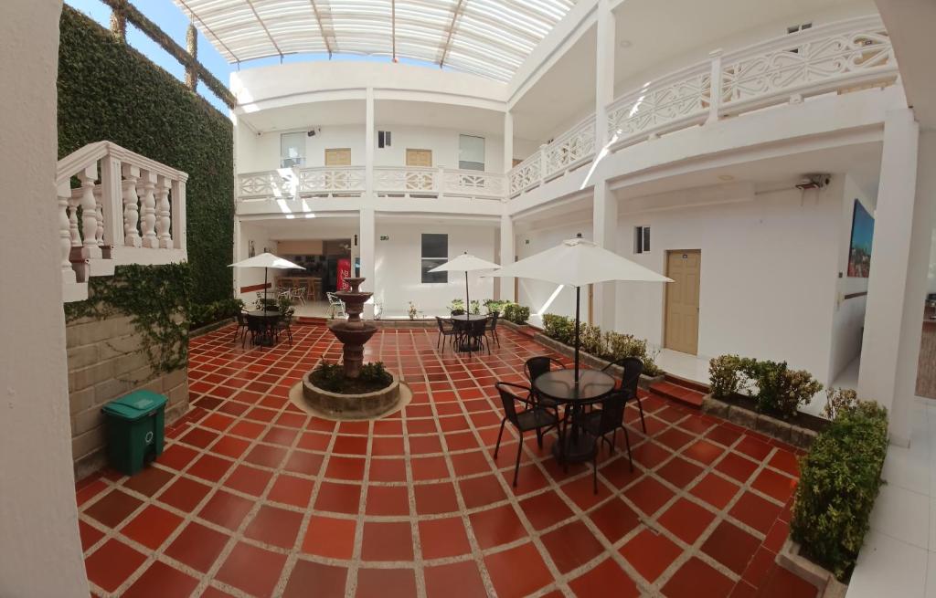una habitación vacía con mesas y sillas y techo de cristal en Hotel Boutique High Park, en Cartagena de Indias