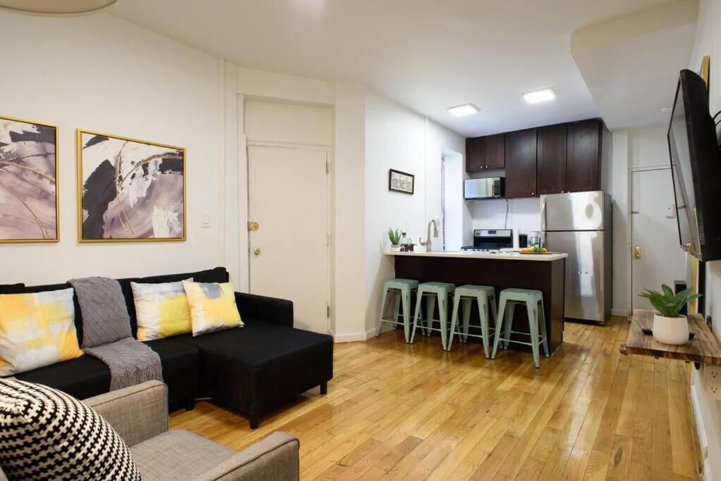 sala de estar con sofá y cocina en 109-1 Huge 3BR Best Value Amazing NYC Apt, en Nueva York