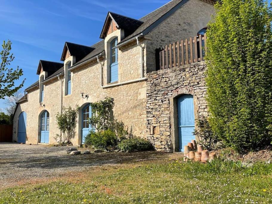 ein großes Backsteinhaus mit einem großen Fenster in der Unterkunft Gîte Durandal accès PMR - La Grange de Rocamadour in Rocamadour