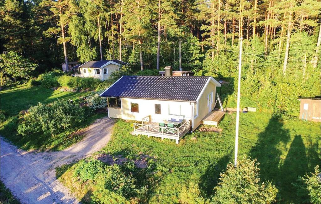 TämtaにあるStunning Home In Fristad With Wifiの小さな白い家の空見