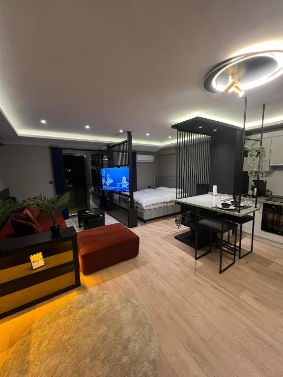 ein großes Wohnzimmer mit einem Bett und einem Tisch in der Unterkunft Prive Living Suite in Istanbul