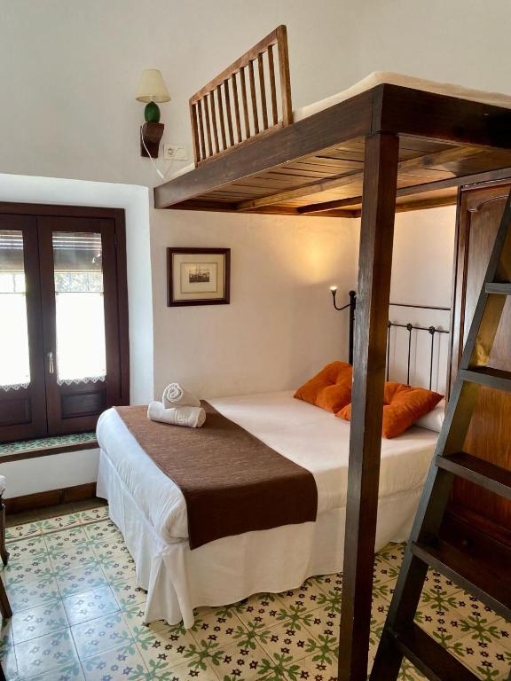 1 dormitorio con 2 literas y escalera en Casa del Cantaor, en Granada