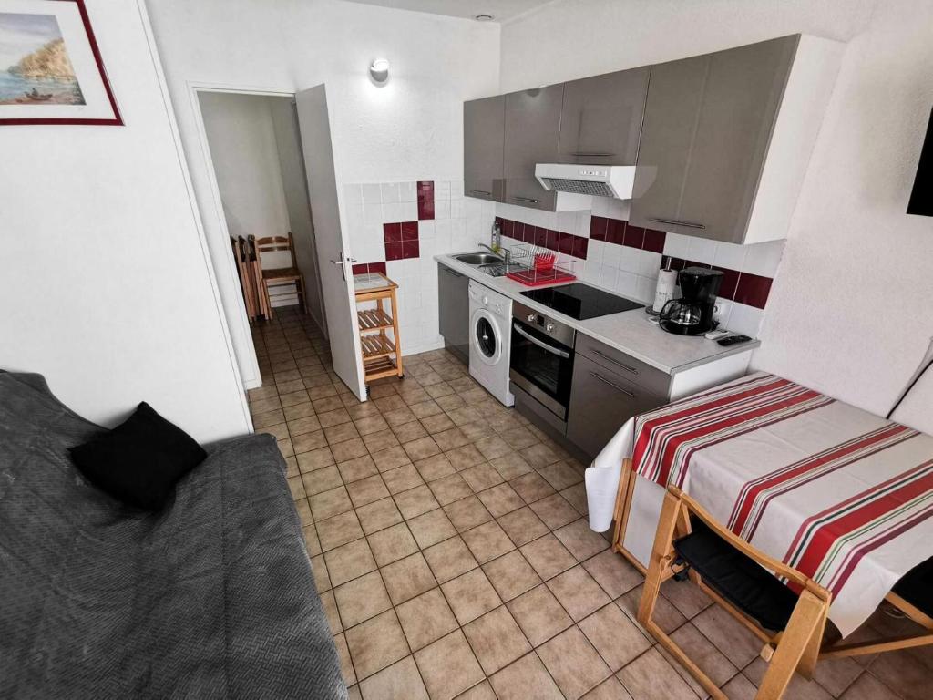 Kuchyňa alebo kuchynka v ubytovaní Résidence Hawai 1 - VILLA T1 CAB 4 couchages PORT LEUCATE MAE-1274