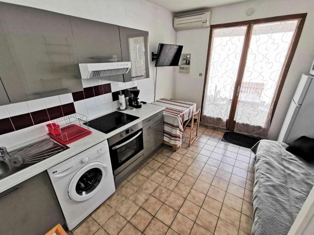 Kuchyňa alebo kuchynka v ubytovaní Résidence Hawai 1 - VILLA T1 CAB 4 couchages PORT LEUCATE MAE-1274