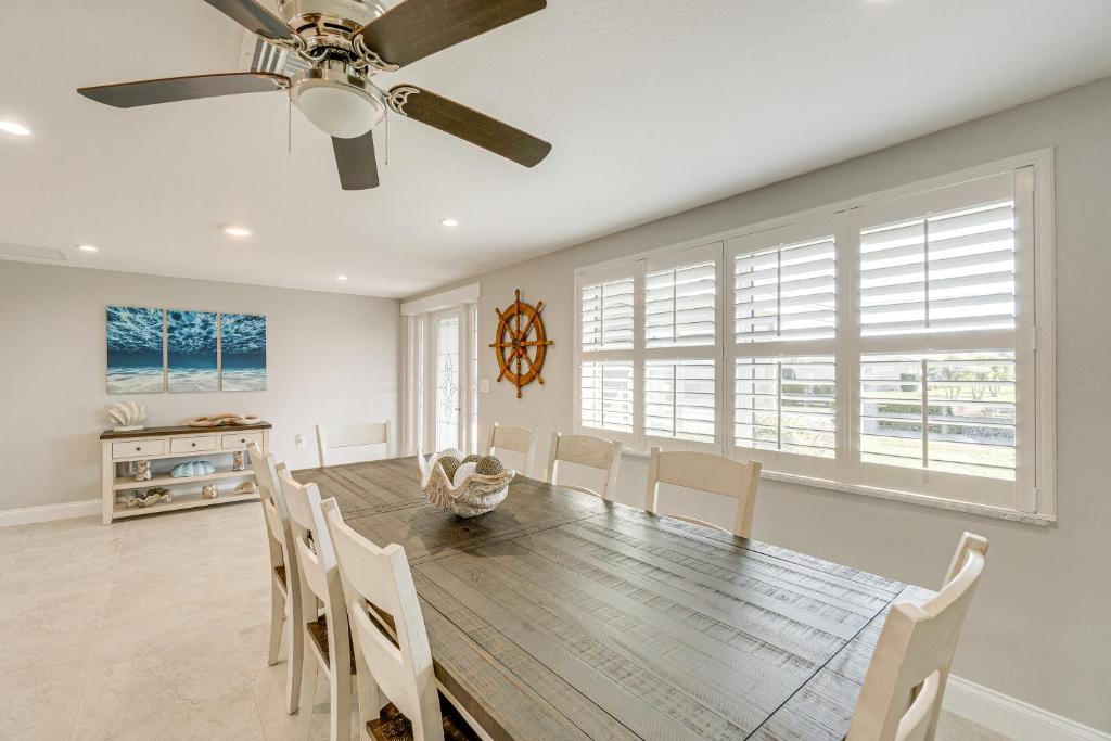 Fotografie z fotogalerie ubytování Englewood Vacation Rental about 2 Mi to Beach! v destinaci Englewood