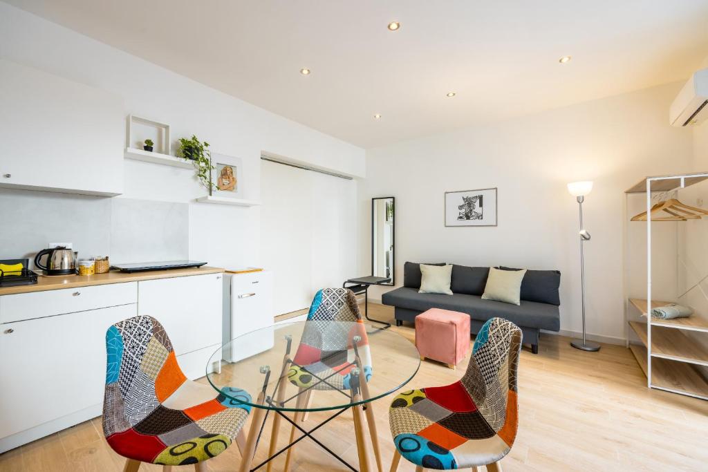 un soggiorno con tavolo e sedie in vetro di Corte Belvedere a Napoli