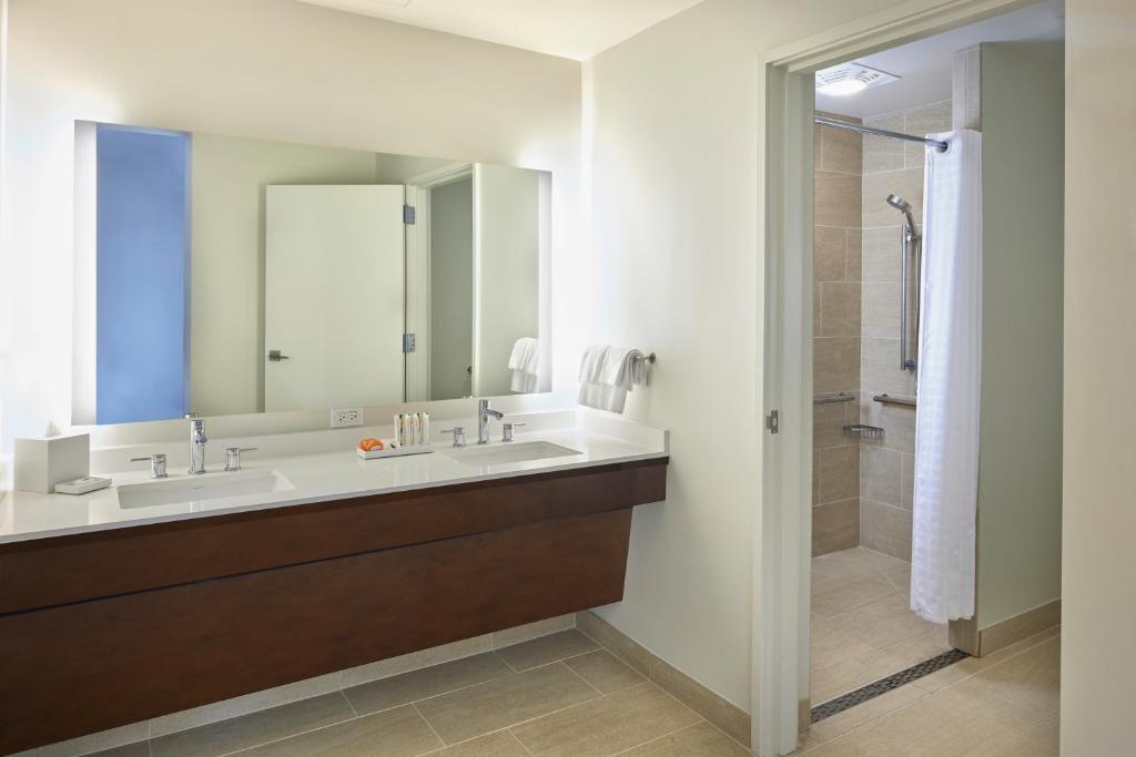 Hilton Hawaiian Village Waikiki Beach Resort - King Room With Roll-In Shower And Tapa Resort View - Mobility Accessible