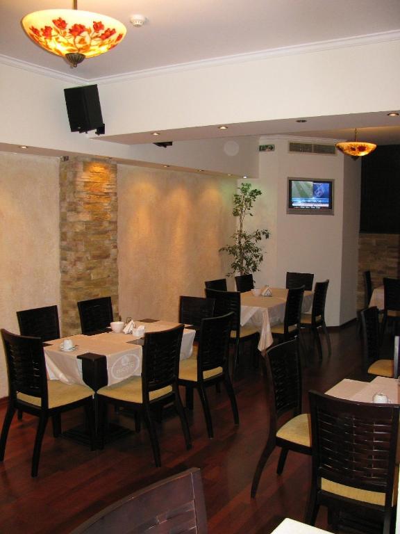 TV a/nebo společenská místnost v ubytování Nicola Hotel