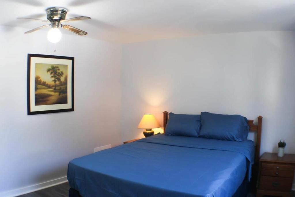 Ένα ή περισσότερα κρεβάτια σε δωμάτιο στο Newly Renovated 2-Bed near Downtown-North Shore