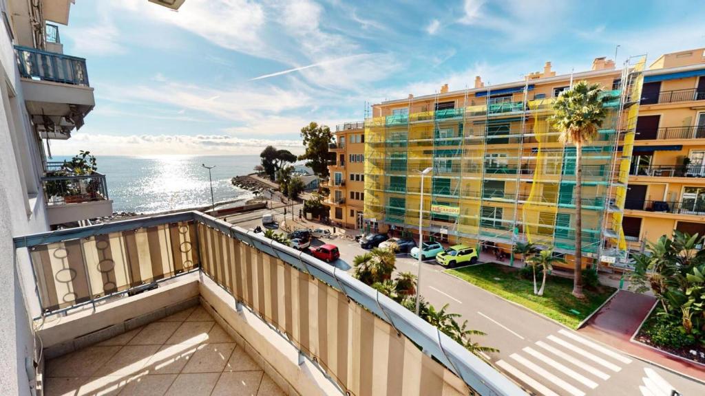um apartamento varanda com vista para o oceano em Résidence La Piscine - 3 Pièces pour 6 Personnes 261 em Menton