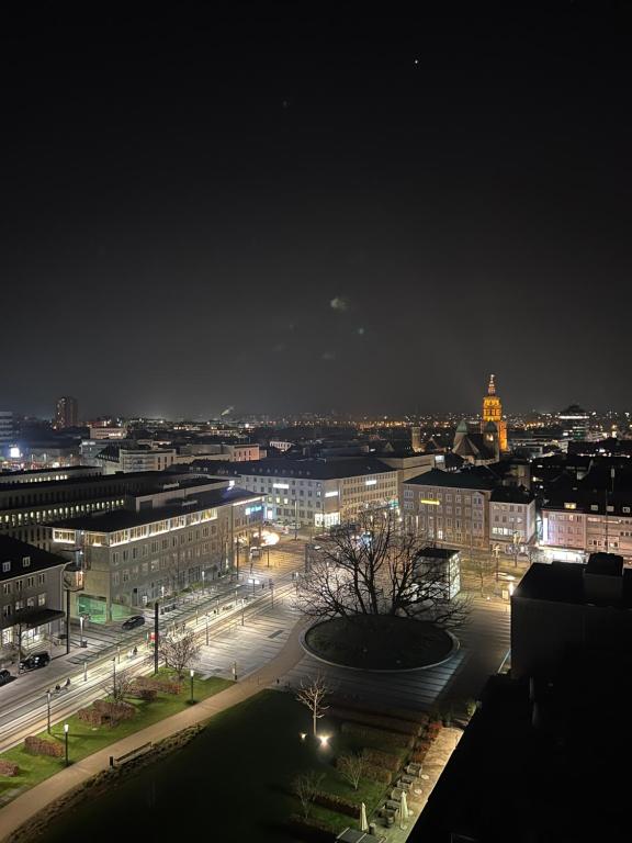 uma vista para uma cidade à noite com luzes em City Unterkunft 4 em Heilbronn