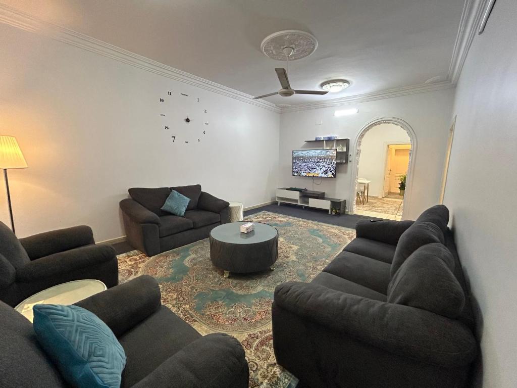 Una sala de estar con dos sofás y un televisor. en شقة العقيق عروة alaqeeq apartments, en Medina