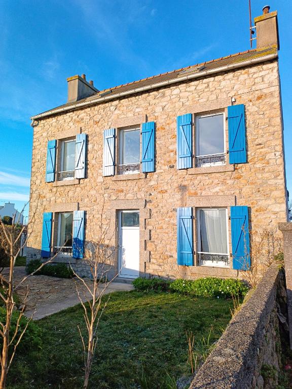 une vieille maison en briques avec des volets bleus. dans l'établissement Ty Porzh, à Porspoder