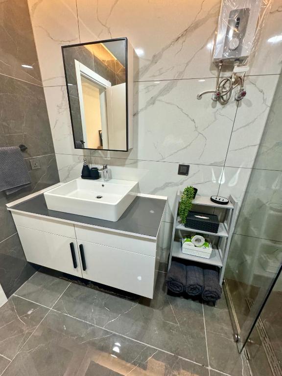 Deluxe Studio Apartments at Kass Towers Accra - Upper Floor By VP Properties - Deluxe Double Studio