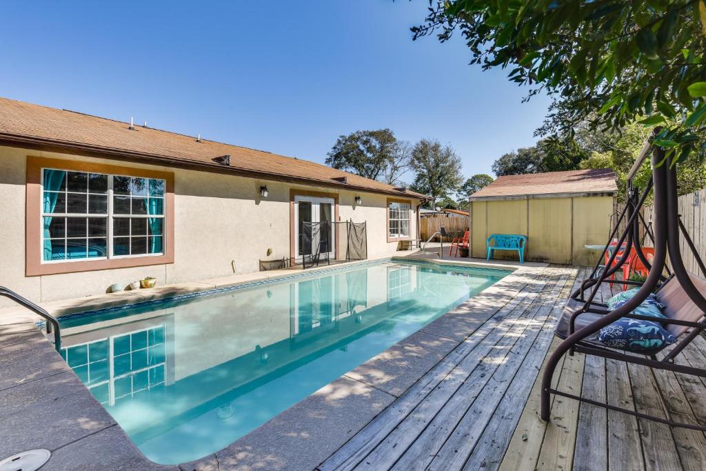 Bazén v ubytování Pet-Friendly Fort Walton Beach Home 4 Mi to Ocean nebo v jeho okolí