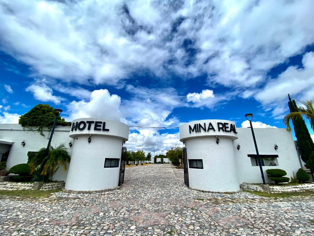 dos edificios blancos con el nombre de un motel en HOTEL MINA REAL, en Cedral