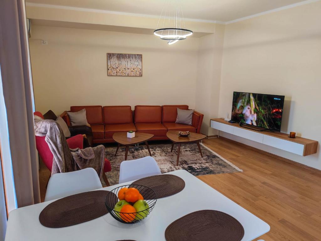 sala de estar con sofá y mesa en Anoe City Center Apartment, en Shkodër