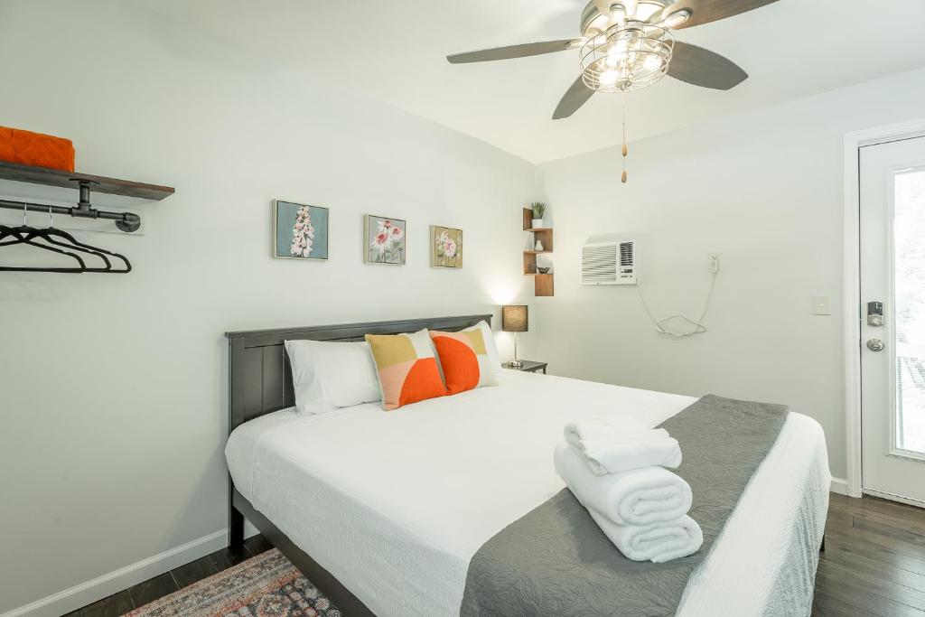 1 dormitorio con 1 cama blanca grande y ventilador de techo en 12 The Gray Room - A PMI Scenic City Vacation Rental, en Chattanooga