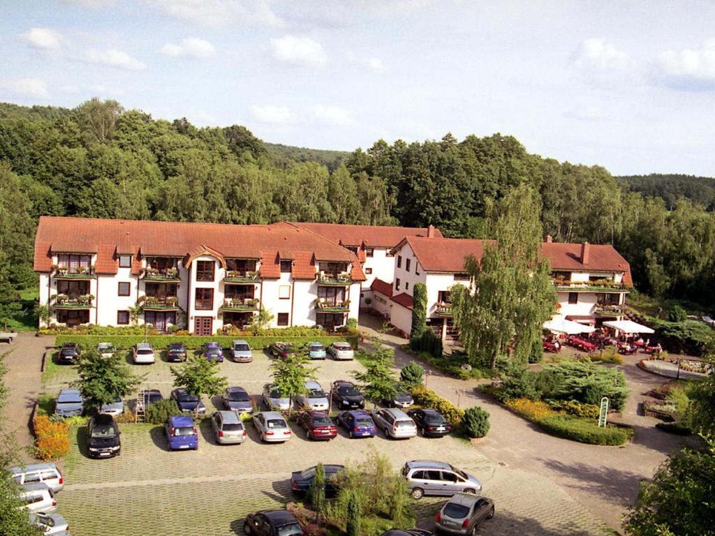 una vista aérea de un complejo con coches aparcados en un aparcamiento en Hotel und Restaurant Sackwitzer Mühle, en Bad Schmiedeberg