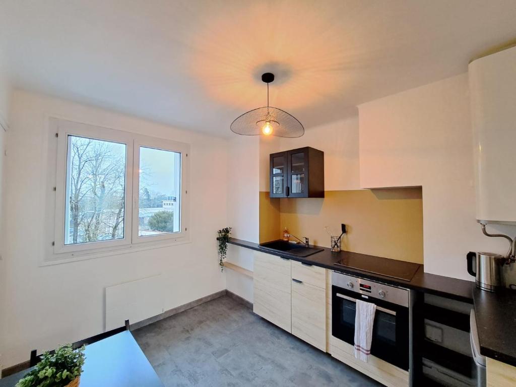 A cozinha ou cozinha compacta de Appartement cosy au coeur de Reims