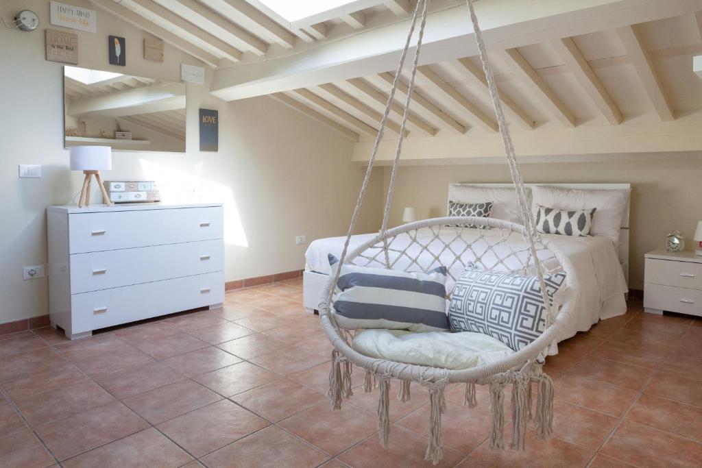 - une chambre avec un lit escamotable et une commode blanche dans l'établissement White Attic Lucca, à Lucques