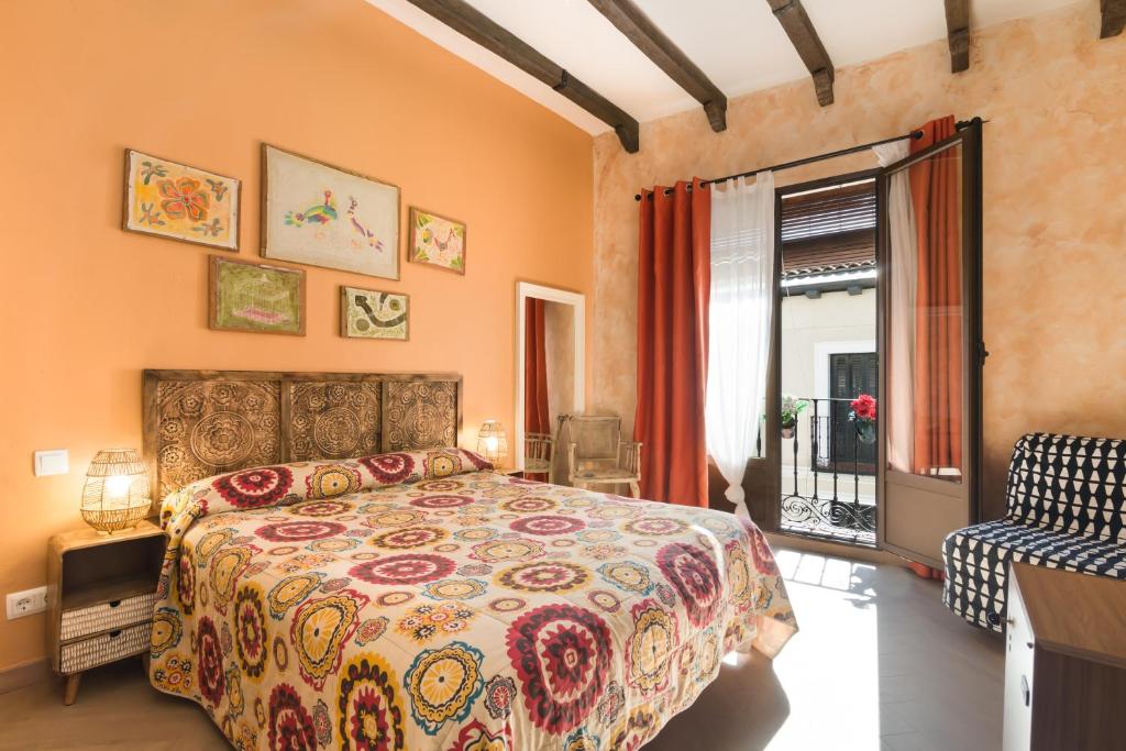 Un dormitorio con una cama grande y una ventana en Hostal Artistic B&B, en Madrid