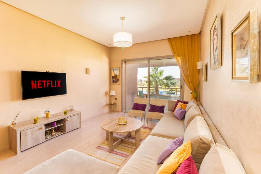 - un salon avec un canapé et une télévision dans l'établissement Belle Vue piscine - Golf -Wi-Fi, à Marrakech