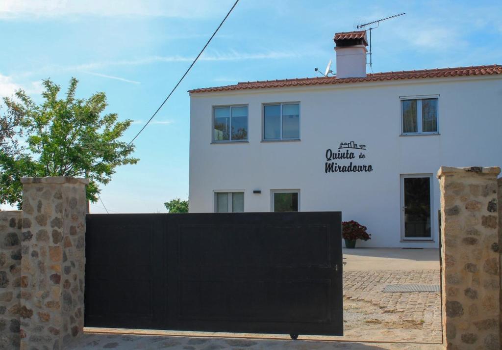 un edificio blanco con una valla negra delante en Quinta do Miradouro, en Portalegre