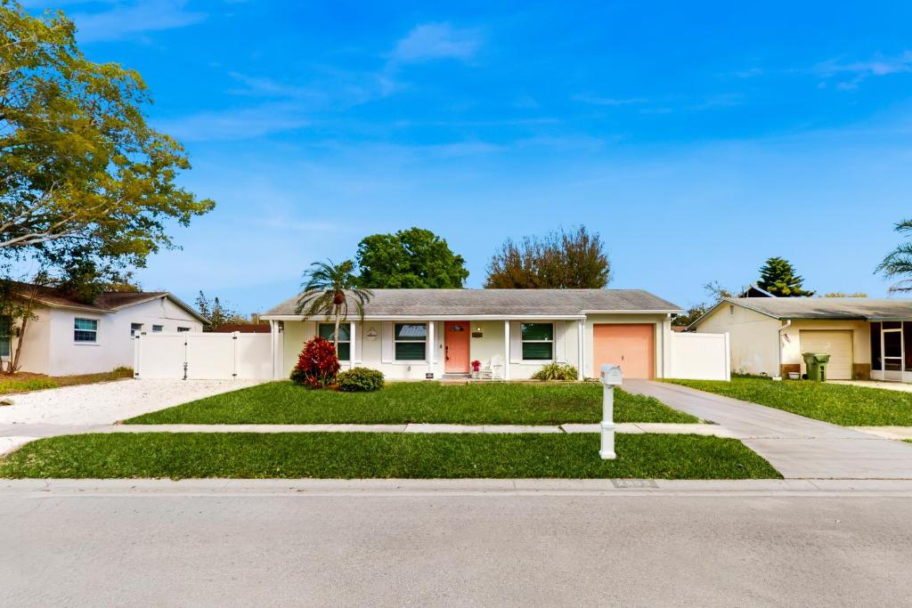 ein Haus mit einer Auffahrt davor in der Unterkunft Coastal Cottage in Bradenton