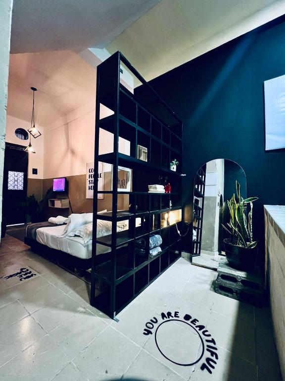 um quarto com uma prateleira de livros pretos e uma cama em Apto Rústico,Estilo y Encanto. em Armênia