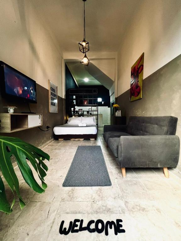 a living room with a couch and a television at Apto Rústico,Estilo y Encanto. in Armenia