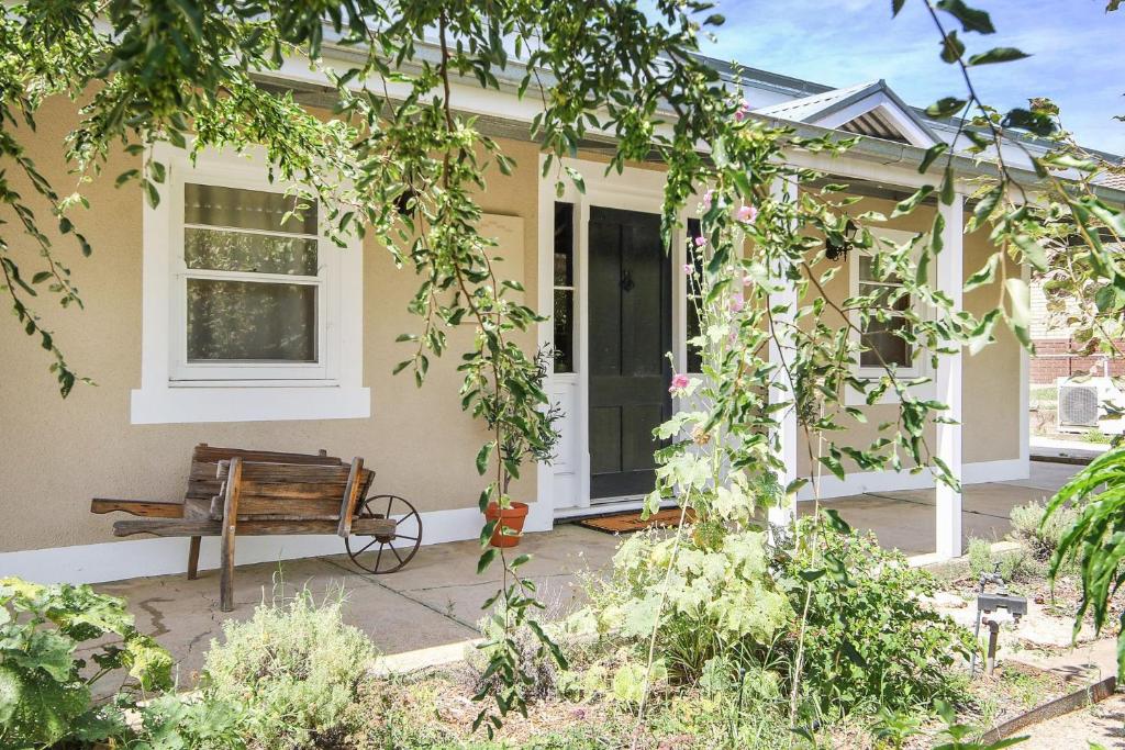 比奇沃斯Orchard House的门廊上的长凳