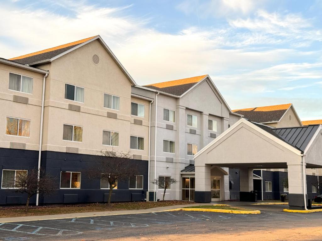 an exterior view of a building with a parking lot at Hotel Luna in Albany