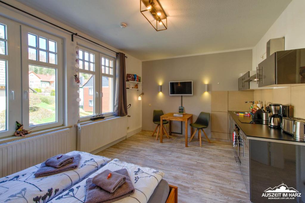 um quarto com uma cozinha e uma cama num quarto em Auszeit-im-Harz Haus 1 Wohnung Hexenstübchen em Schierke