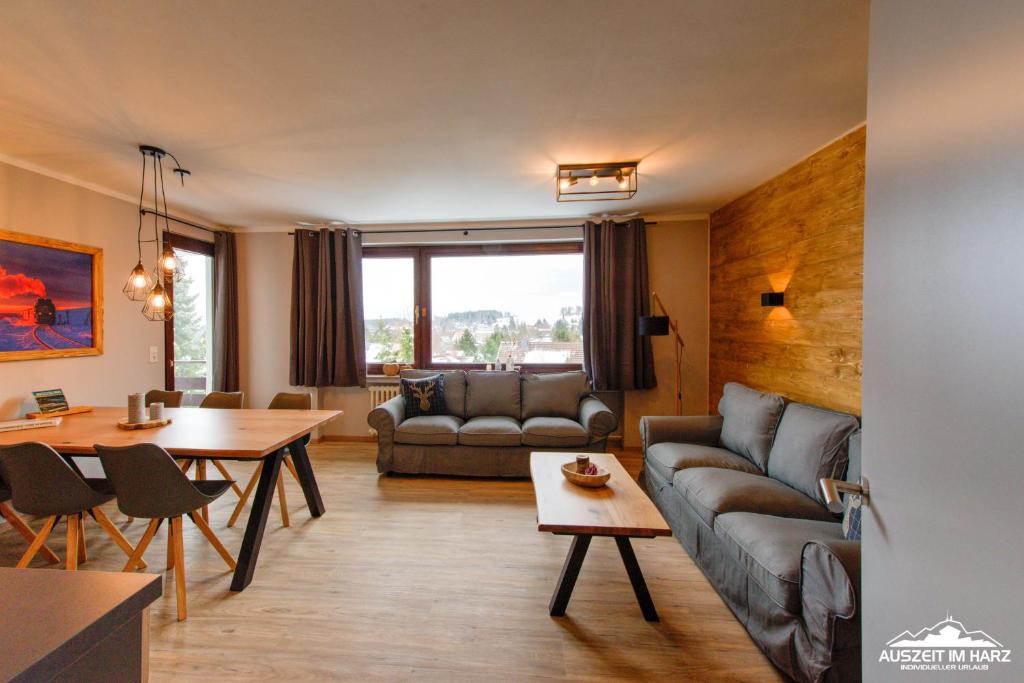 sala de estar con sofá y mesa en Auszeit-im-Harz Haus 3 Wohnung 5, en Braunlage