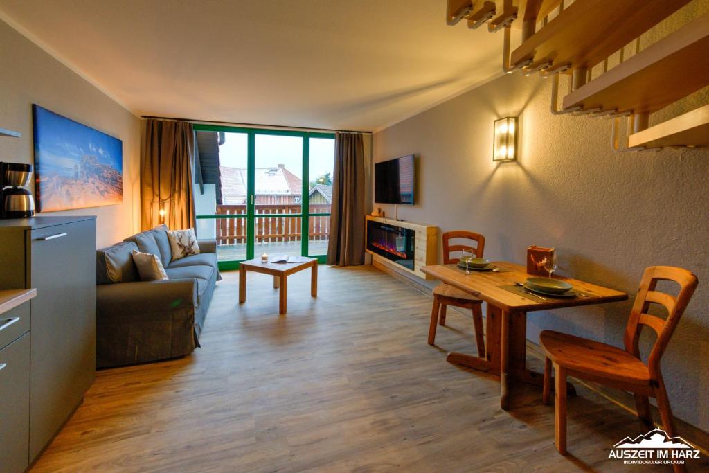 ein Wohnzimmer mit einem Sofa und einem Tisch in der Unterkunft Auszeit-im-Harz Haus 5 Wohnung 36 in Stiege