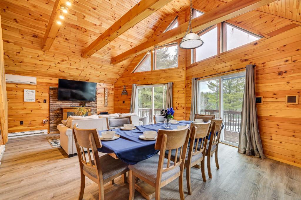 uma sala de jantar com mesa e cadeiras em Lakefront Cabin with Hot Tub 6 Mi to Ski Resort! em White Haven