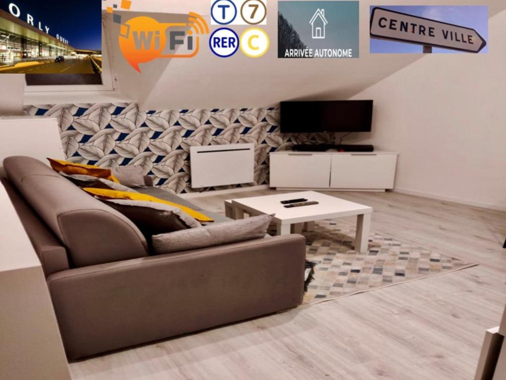 uma sala de estar com um sofá e uma mesa em F2 4 pers 2lits proche 5 min aéroport Orly Chez Sandro et Abby em Athis-Mons