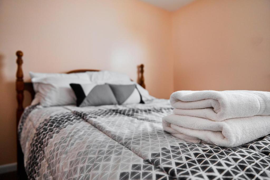 - une chambre avec un lit et des serviettes dans l'établissement Shallow Waters Villa @ The Reef, à Chincoteague