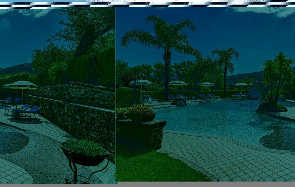 2 Bilder eines Pools mit Sonnenschirmen und einer Terrasse in der Unterkunft Villa Rosi in Laureana Cilento