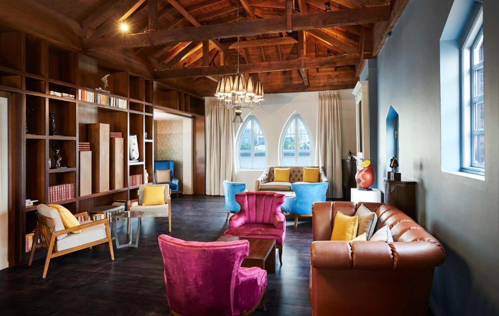 uma sala de estar com um sofá e cadeiras em DoubleTree by Hilton London – Docklands Riverside em Londres